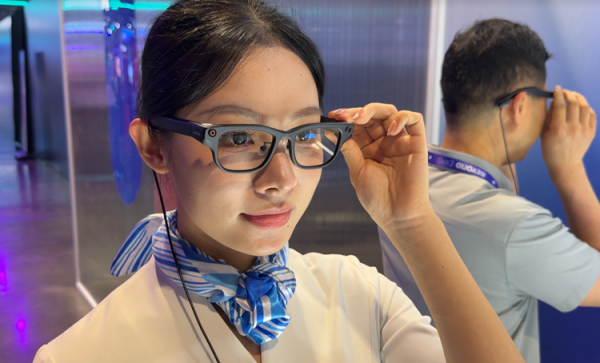 AG真人中国官网登录入口 讯飞AI眼镜发布：40克超轻机身，以致加入唇动识别多模态降噪!