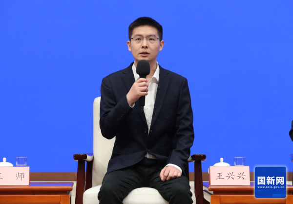 AG真人·(中国)官方网站 罕见日子，王兴兴获奖状