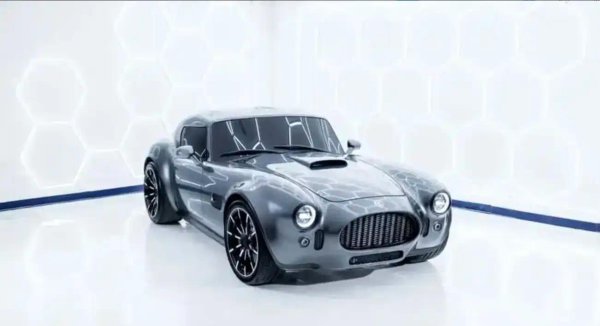 AG真人·(中国)官方网站 125周年献礼！5.0L V8+手动挡！AC Cobra GT Coupe硬顶跑车发布